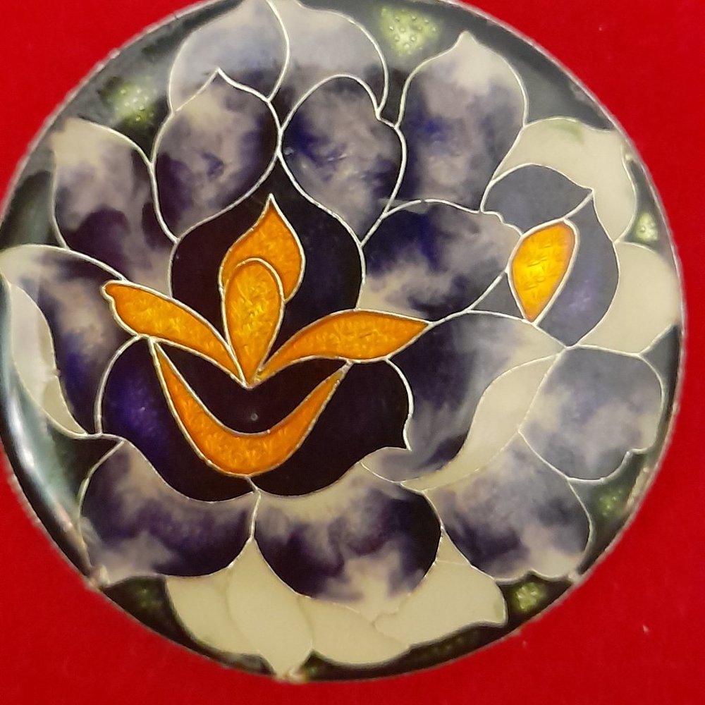 Closing Brooche with Lotus looking flower design